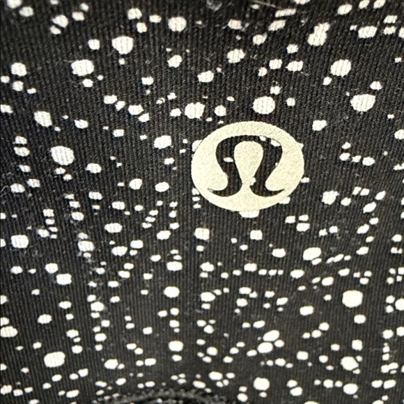 P05. Lululemon Train Times 7/8 Pant 25"
Size 4
Night View White Black / Black - Picture 6 of 8